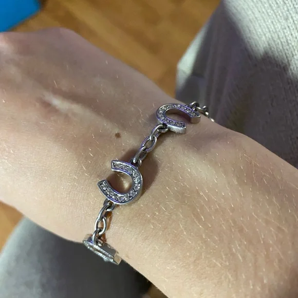 Montana Silversmiths Horseshoe charm bracelet - Picture 2 of 2